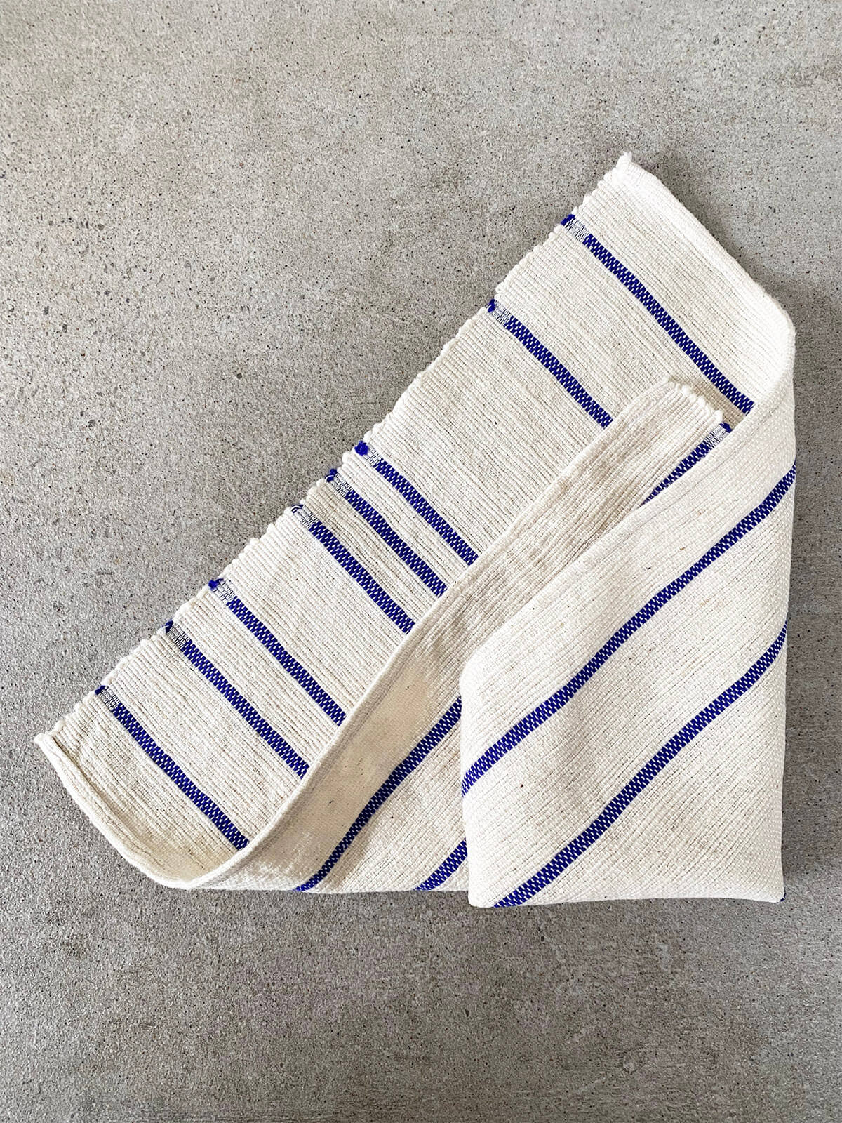 How to fold a mini hand towel (oshibori) - Mitzie Mee, image size:1200x1600