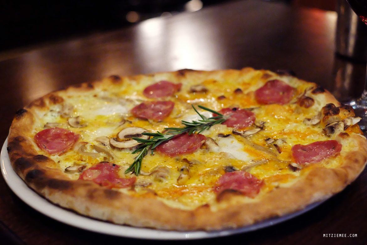 Reindeer pizza at Tranen - Oslo restaurants - Oslo Blog - Mitzie Mee
