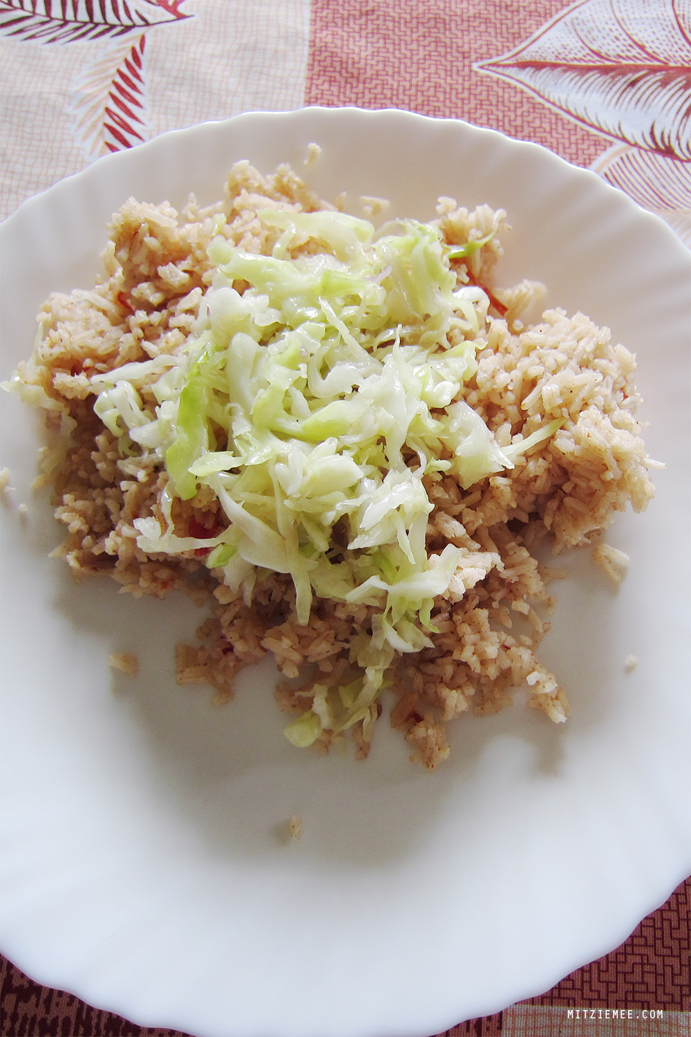 Stegte ris med kålsalat. Mad i Kenya