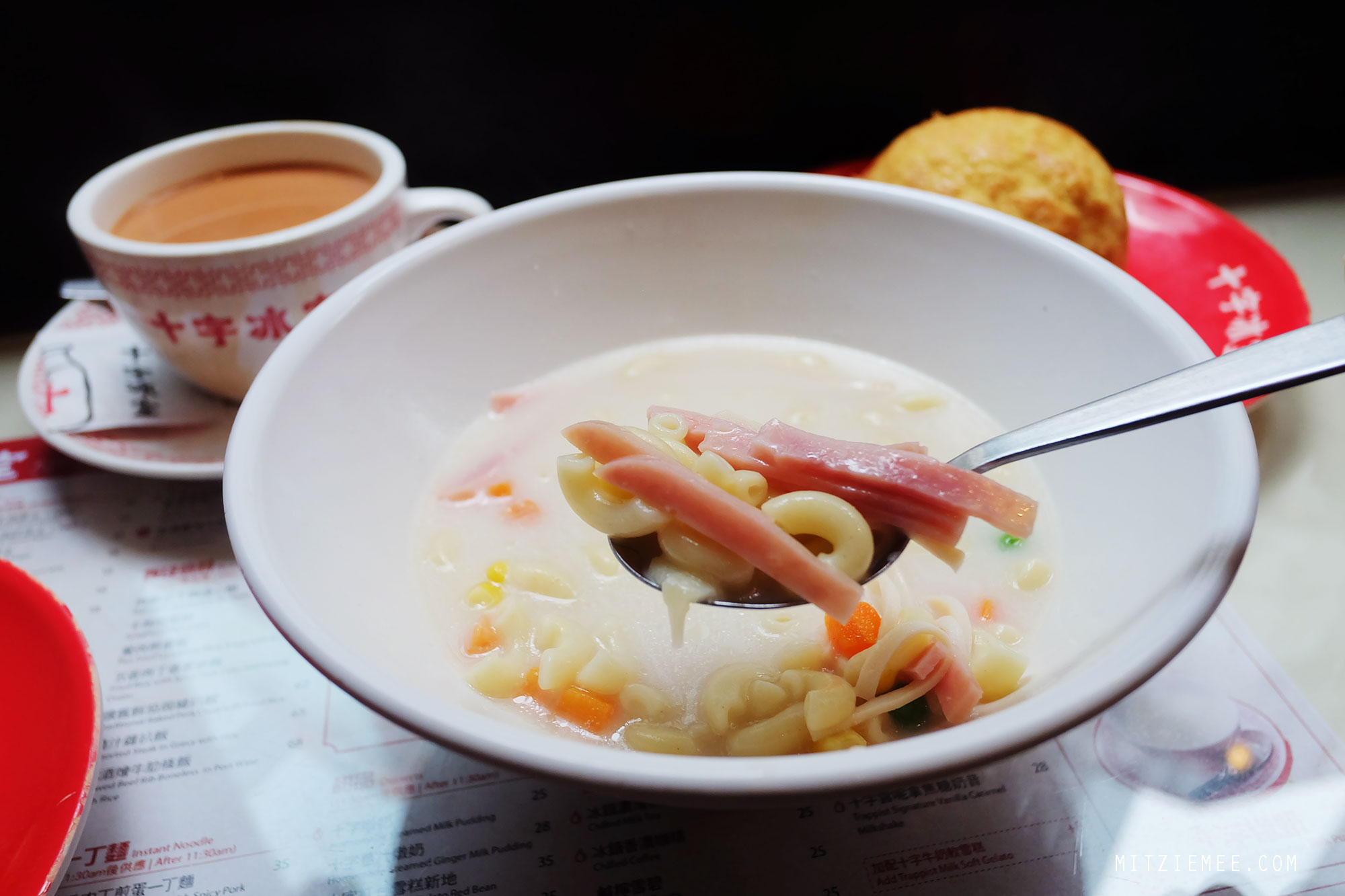 Makaroni-suppe med skinke, morgenmad på Cross Cafe i Causeway Bay, Hong Kong