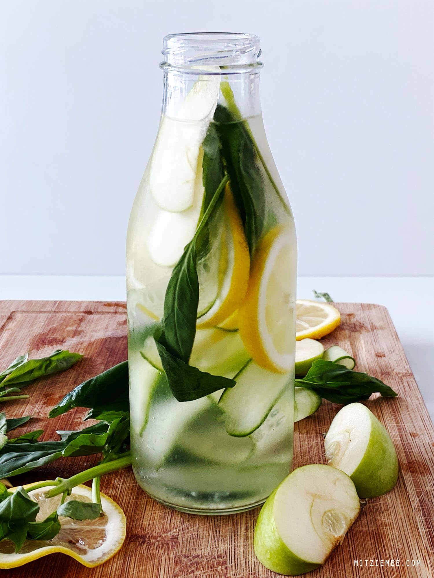 Infused water with green apples, basil, cucumber and lemon