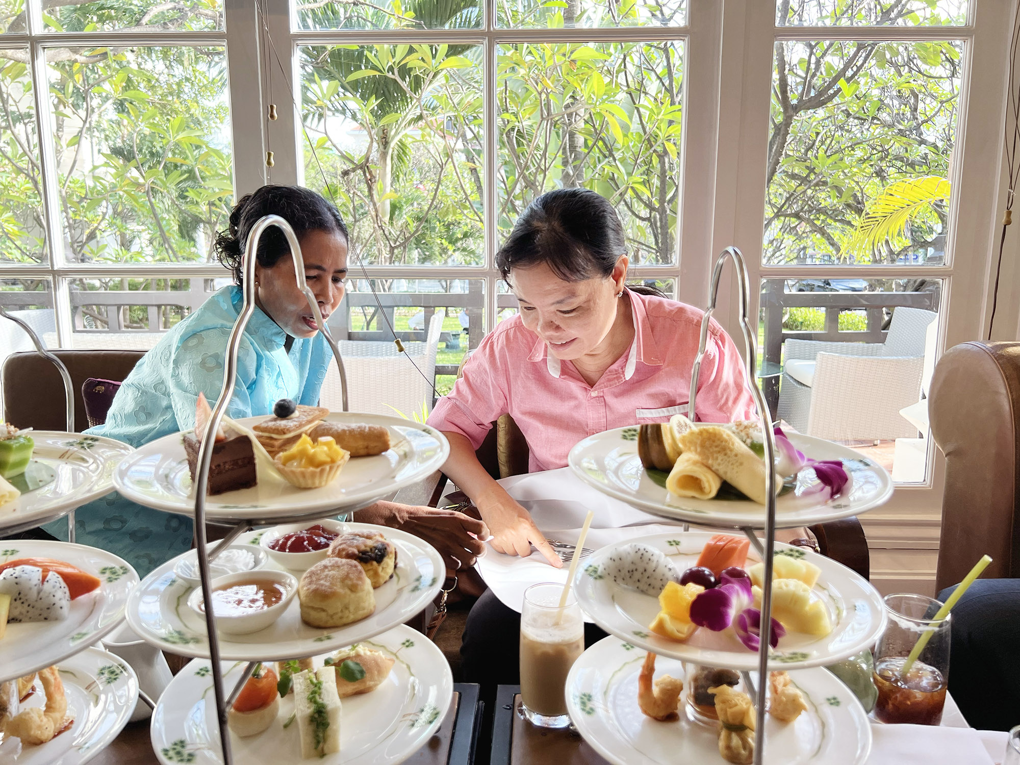 Phnom Penh: Raffles Hotel Le Royal - Afternoon Tea at Elephant Bar