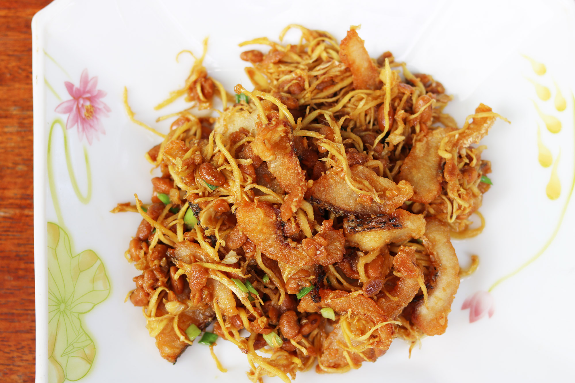 Recipe: Cambodian crispy fried fish with ginger and fermented soybean (trey chien chuon)