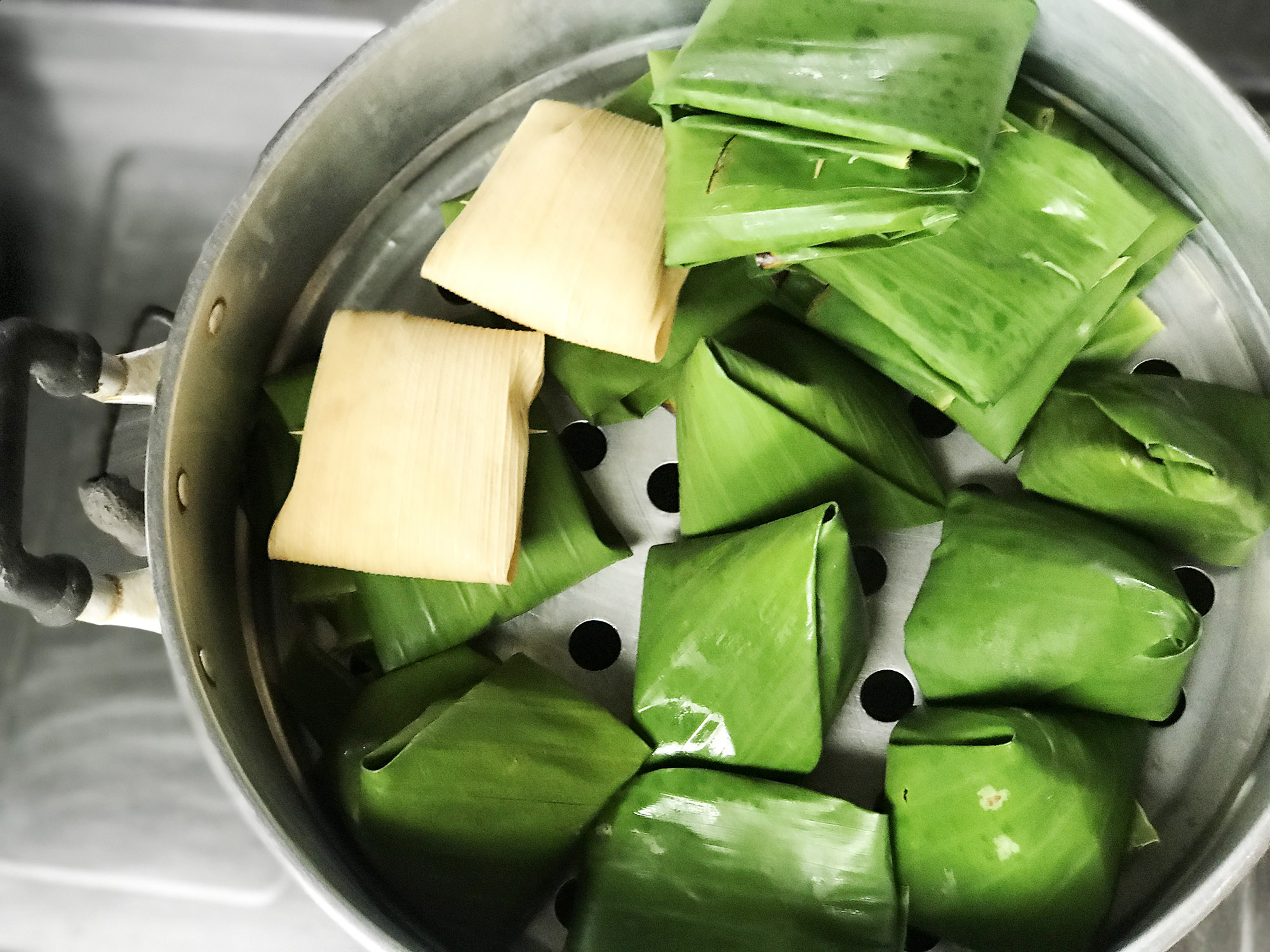 How to prepare banana leaves for cooking