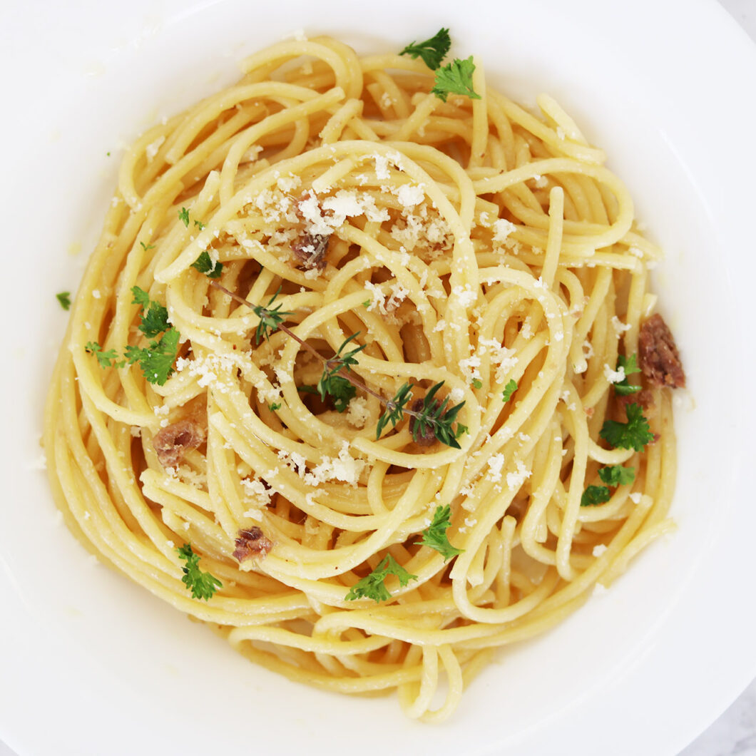 Oppskrift: Pasta med ansjoser, hvitløk og parmesan