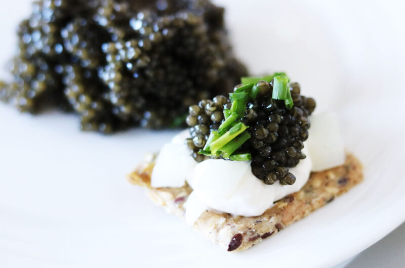 Recipe: Seed crackers with caviar and sour cream