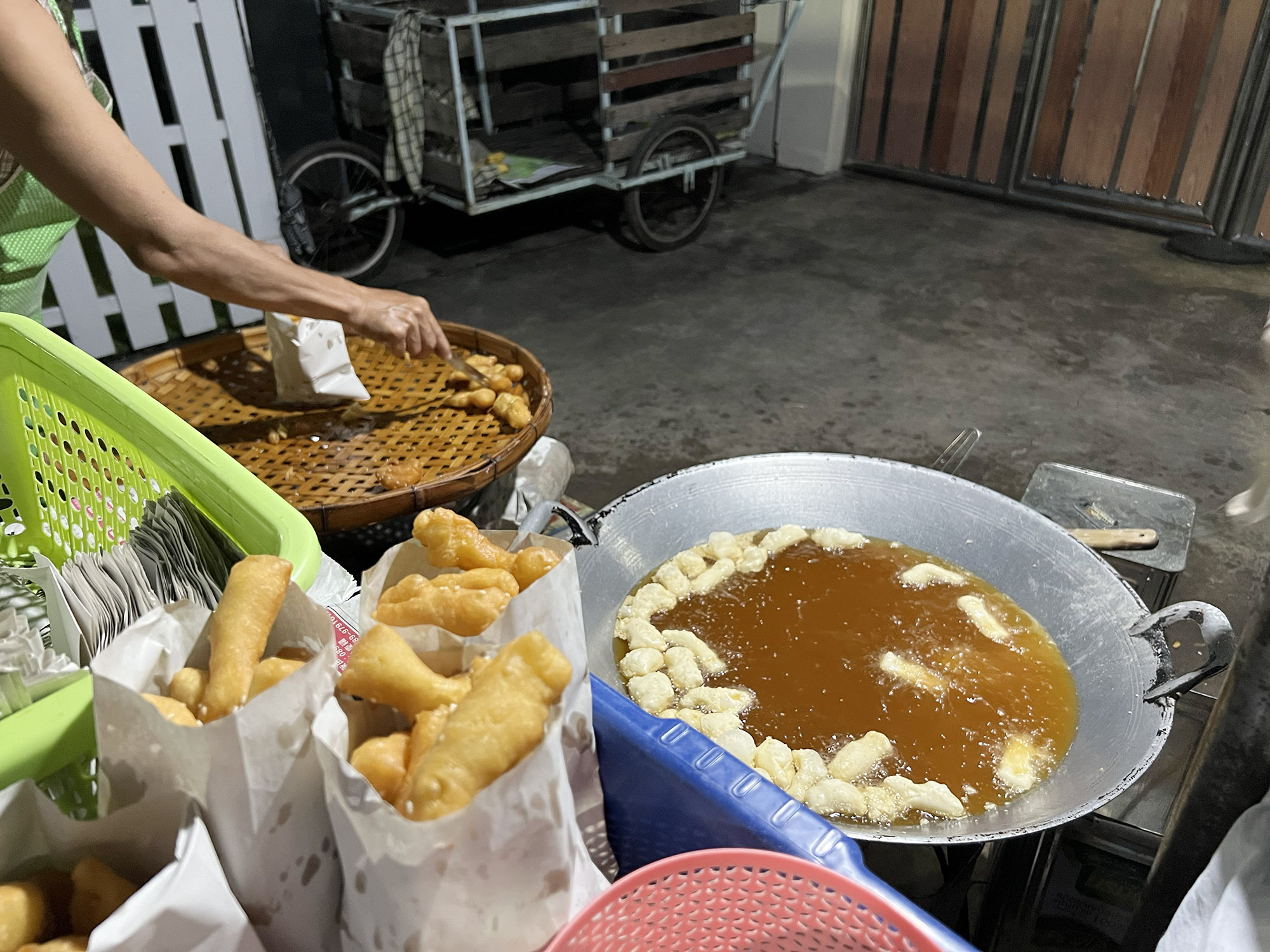 Mae Sot: Pa Thong Ko (fried bread) - Early morning breakfast