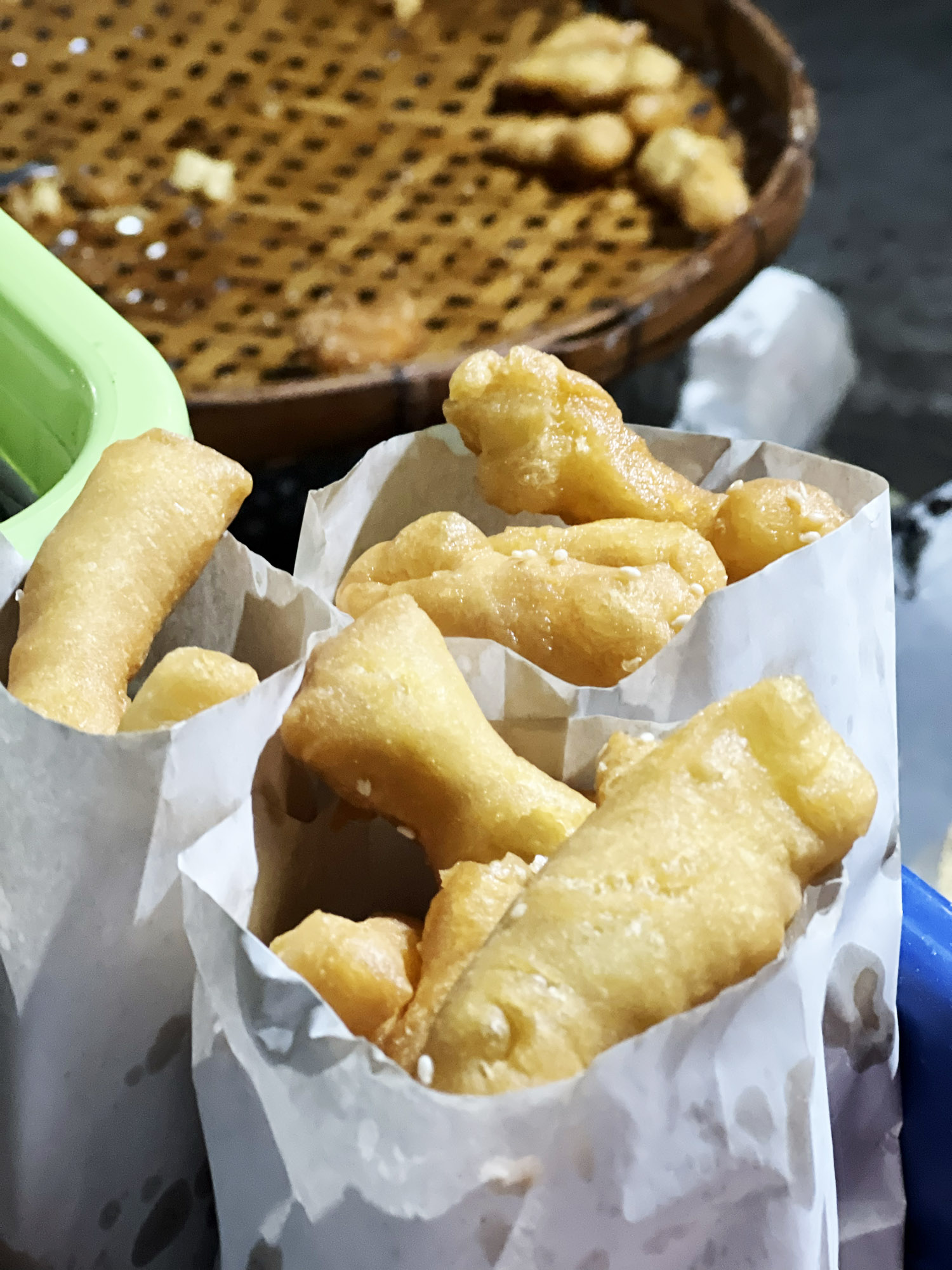 Mae Sot: Pa Thong Ko (fried bread) - Early morning breakfast