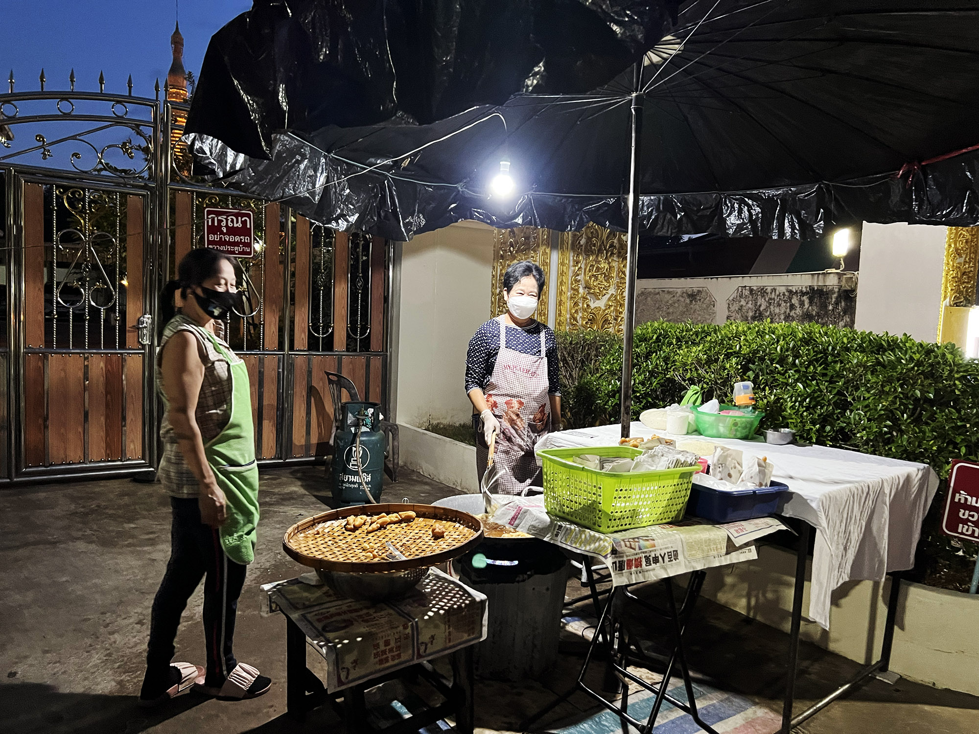 Mae Sot: Pa Thong Ko (fried bread) - Early morning breakfast