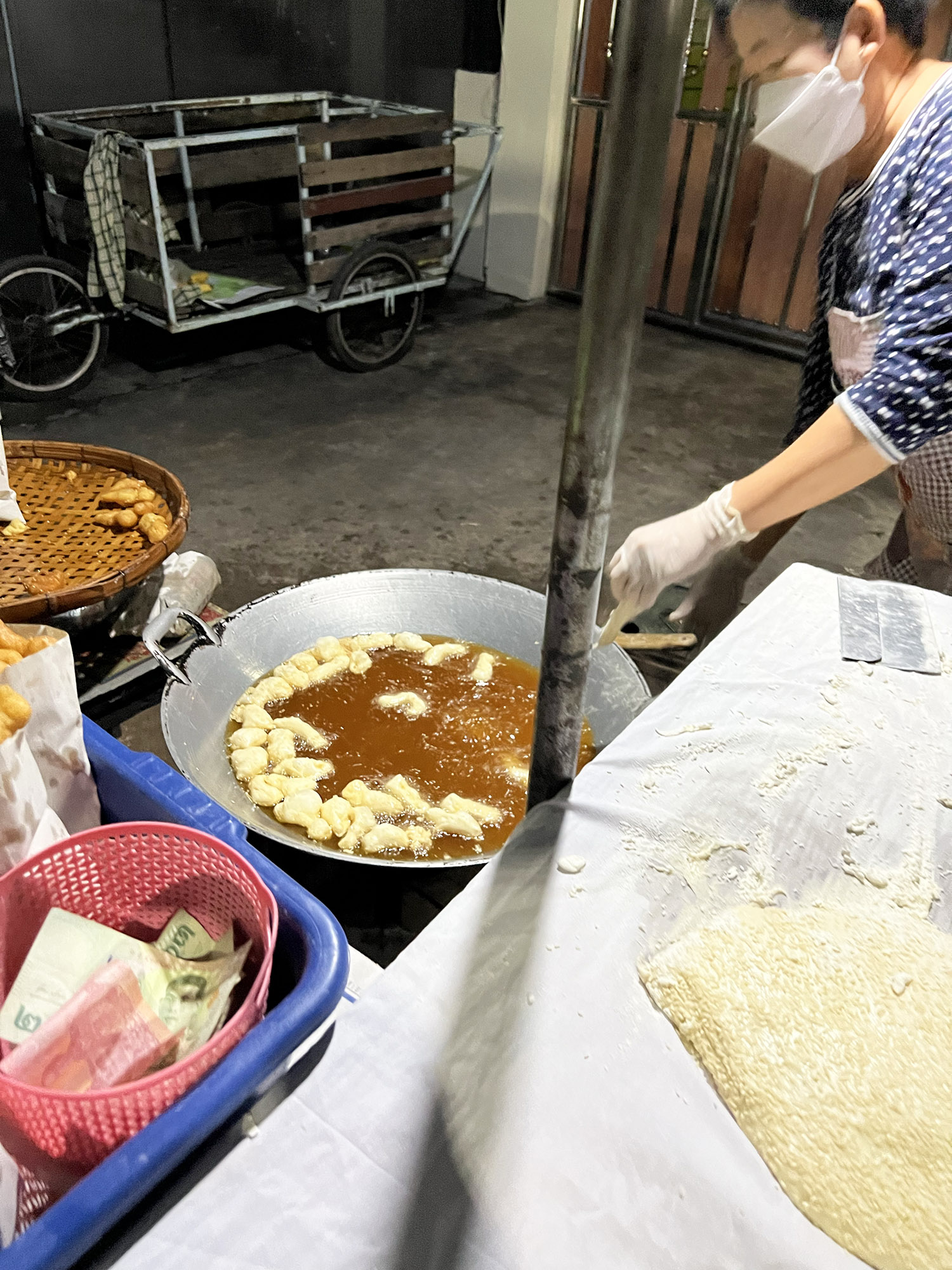 Mae Sot: Pa Thong Ko (fried bread) - Early morning breakfast