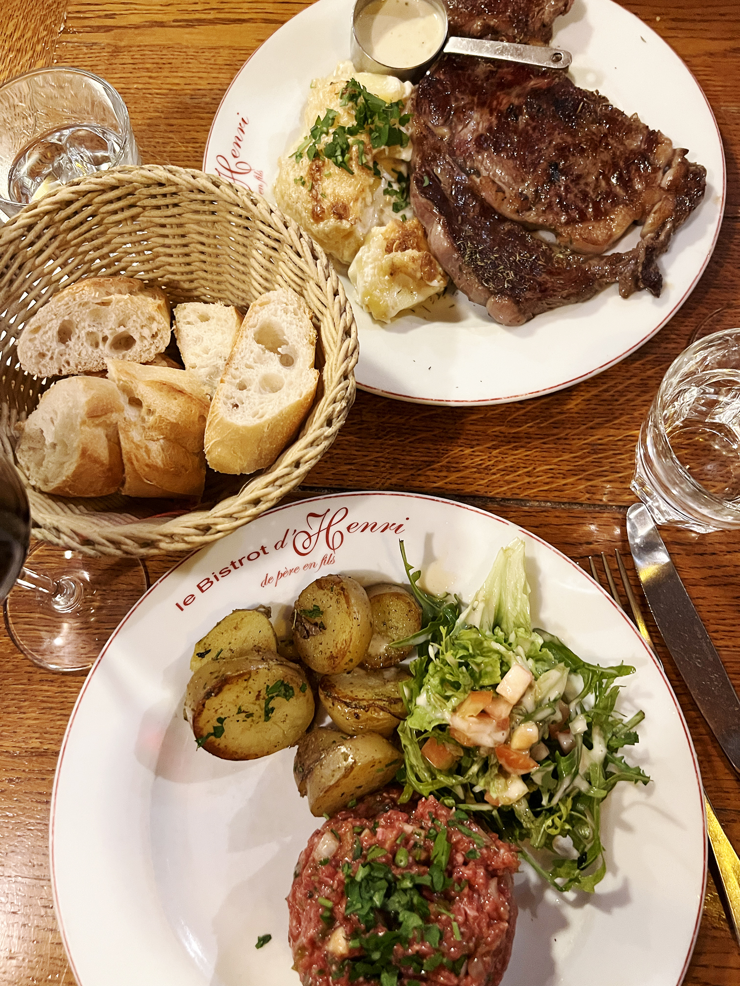 Paris: Bistrot d’Henri – Classic French Bistro Vibes and a Really Good Chocolate Mousse
