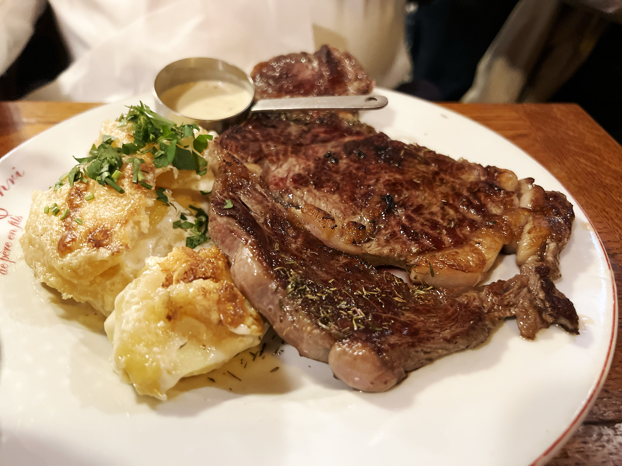 Paris: Bistrot d’Henri – Classic French Bistro Vibes and a Really Good Chocolate Mousse