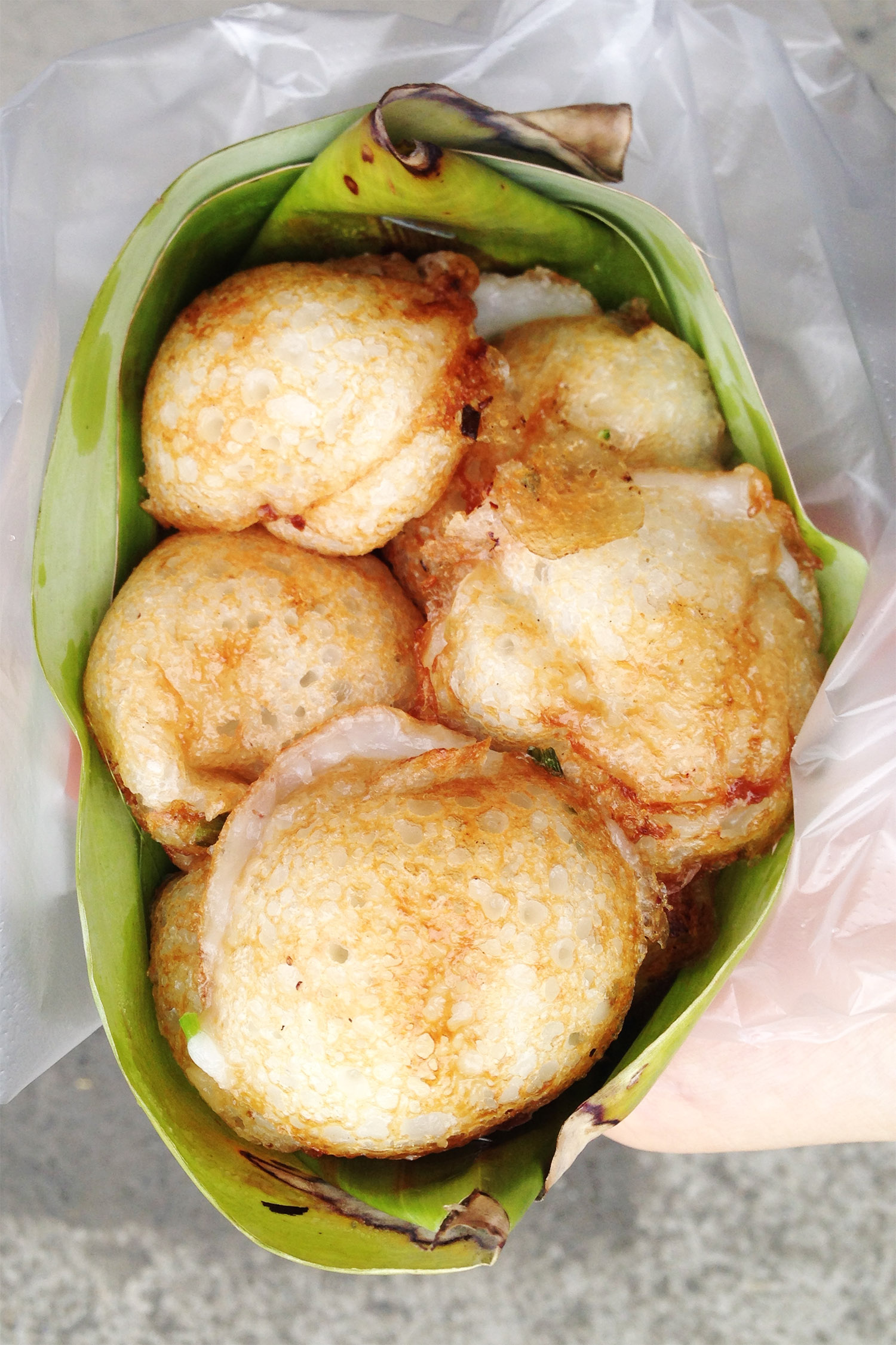 Street Food in Thailand: Khanom Krok - Little Coconut Pancakes