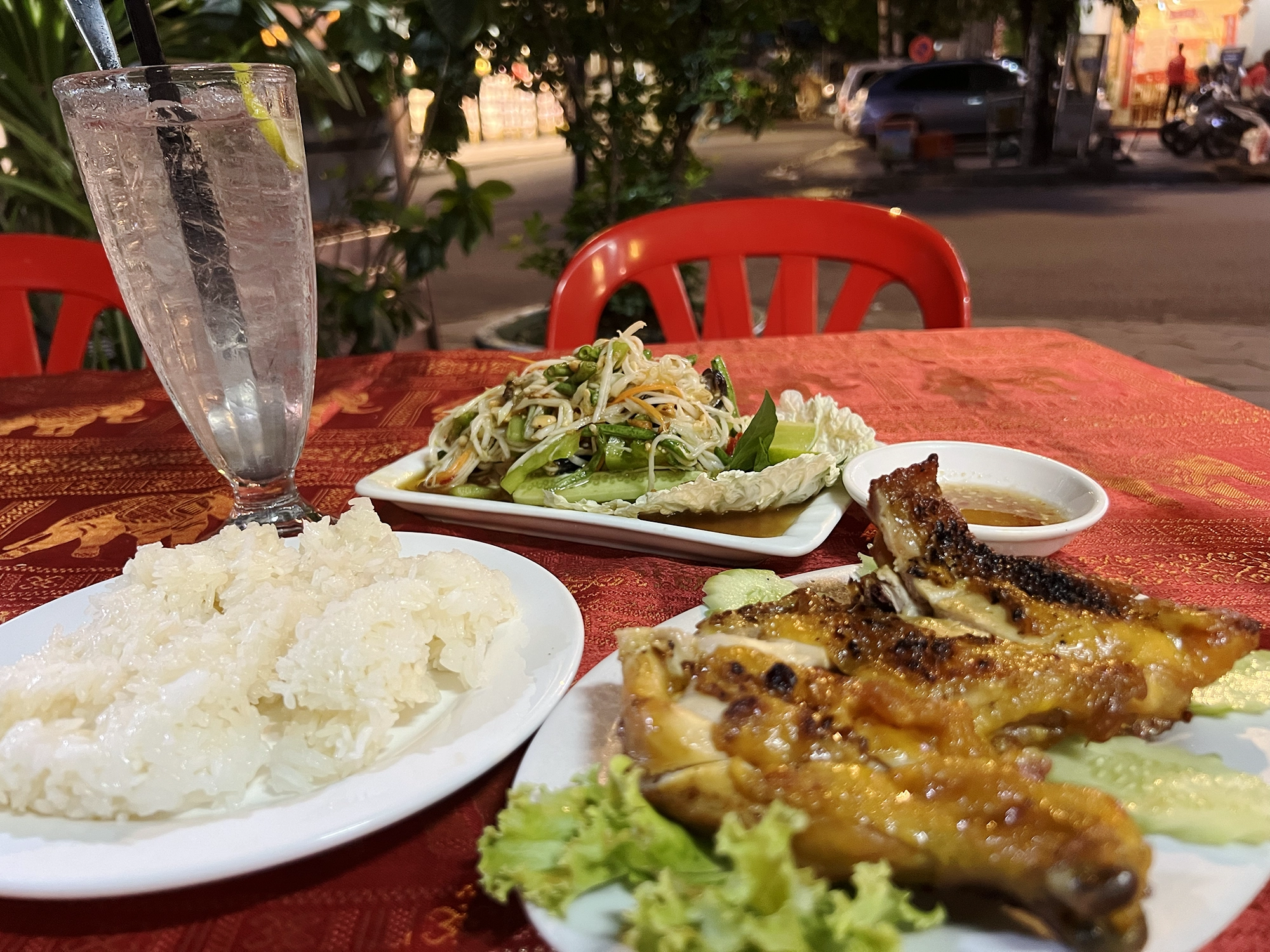 Phnom Penh: Grilled Chicken at Boat Noodle Restaurant